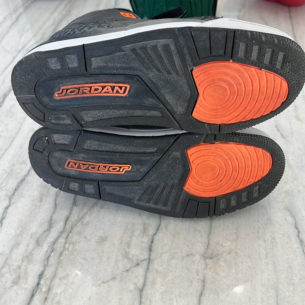 Cool youth 2 Nike Air Jordans.  Gently used/ look new! - Picture 5 of 7